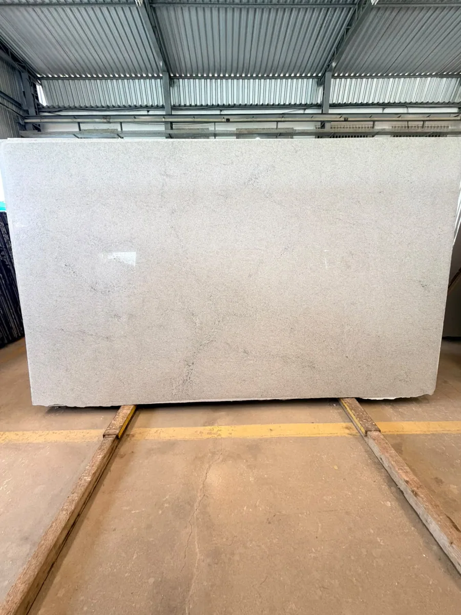 Chapa de Granito Branco Itaúnas — foto real