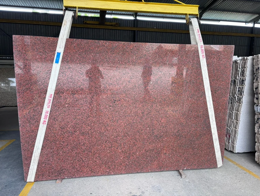 Chapa de Granito Vermelho Brasília — foto real