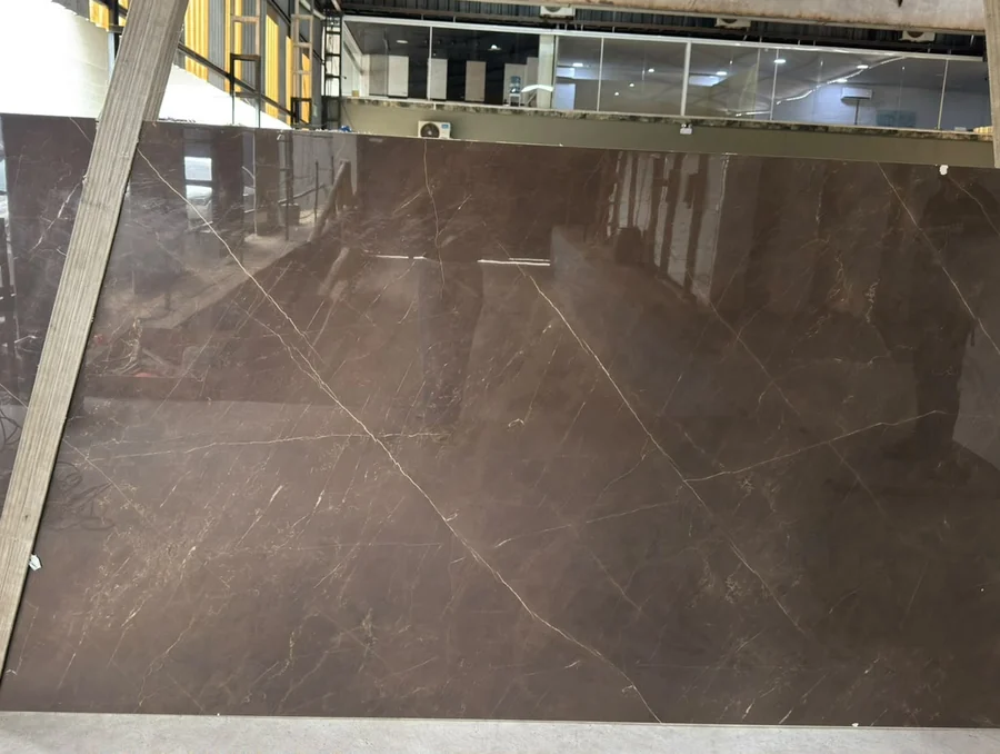 Chapa de Lâmina Ultra Compacta Bronze Armani — foto real