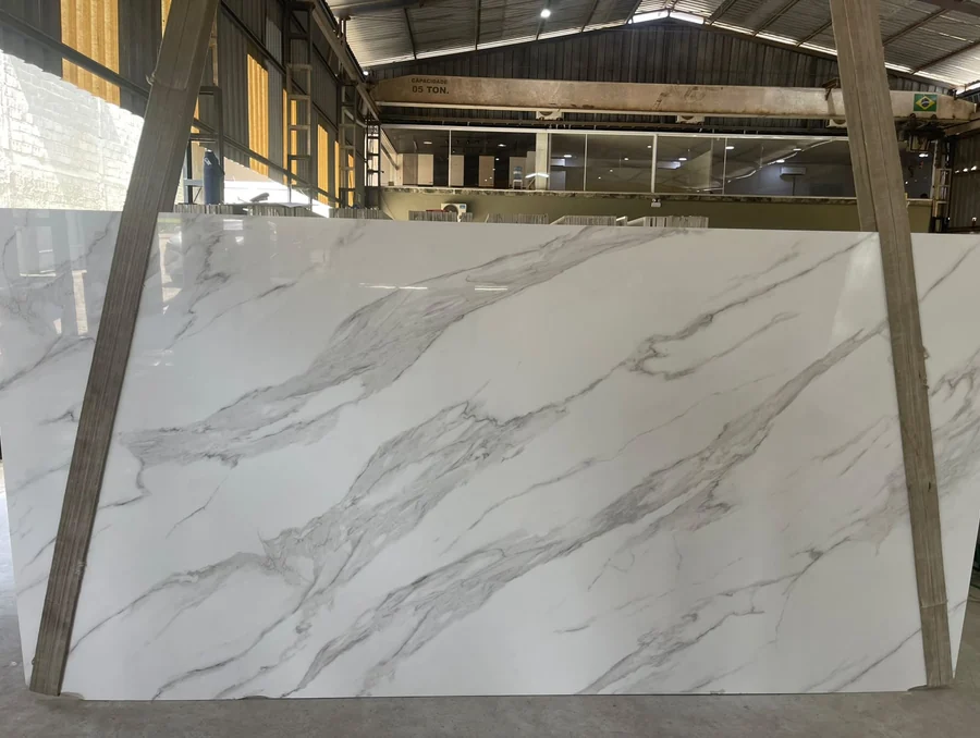 Chapa de Lâmina Ultra Compacta Carrara — foto real