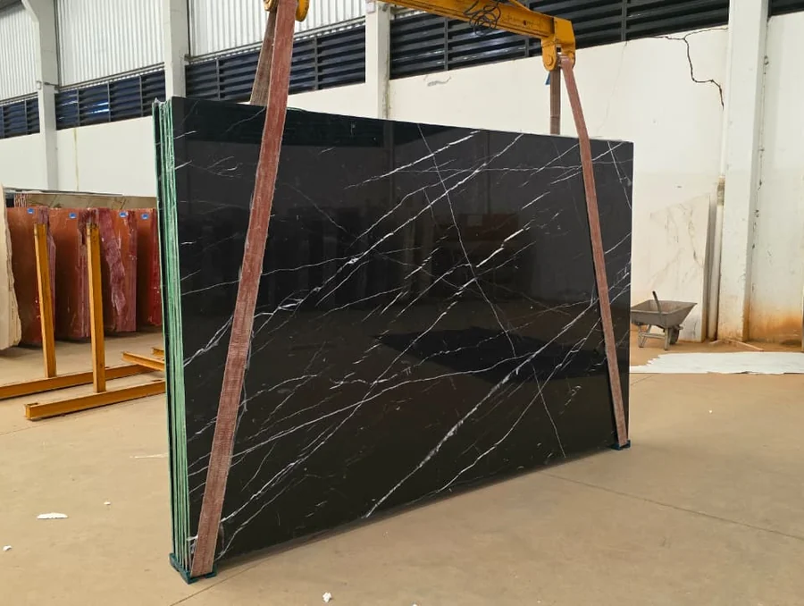 Chapa de Mármore Nero Marquina — foto real